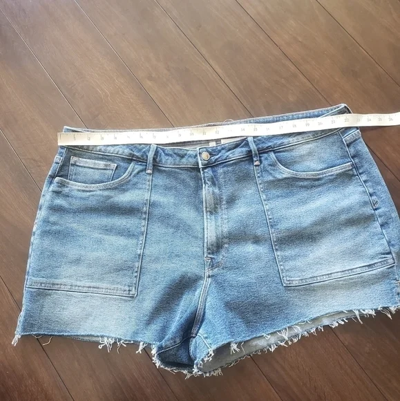 NEW! GOOD AMERICAN Deep Pocket Cut Off Denim Jean Shorts 24.